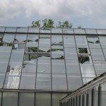 Das Bild verdeutlicht die Gefahrenlage. Herabhängende, scharfe Scheiben gefährden die Arbeiten in den Betrieben.