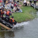 Eines der Siegerboote der FF Kirchwerder - Nord auf der Wasserrutsche