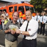 Andreas Prautzsch (Wachführer der FuRW 23) übergibt die gesammelten Spenden (2800 Euro) an die Schule für Blinde und Sehbehinderte Kinder am Borgweg (17. August)
