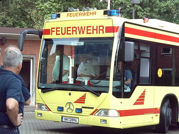 Unter anderem mit dem neuen GRTW der Feuerwehr Hamburg werden die Patienten transportiert ...<br>Bild: Piewi - FF Bergedorf
