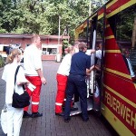 Die Patienten werden, begleitet durch das DRK und Krankenhauspersonal, im GRTW in den Glindersweg gefahren.<br>Bild: Piewi - FF Bergedorf