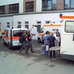 Die Intensiv-Patienten werden mit NAW/NEF und Krankenhauspersonal verlegt.<br>Bild: Piewi - FF Bergedorf