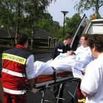 Der Transport der Patienten wurde durch das Krankenhauspersonal erfasst und gemeinschaftlich von DRK und Feuerwehr durchgeführt.<br>Bild: Jahnke - FF Boberg