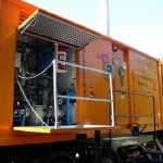 links: Pumpenraum des SEPCON  mitte: hinter dem schwarzen Gelände befindet sich der Steuerstand und der Motorenraum der Anlage  rechts: zusätzlicher Stauraum für weitere externe Pumpen und Zubehör