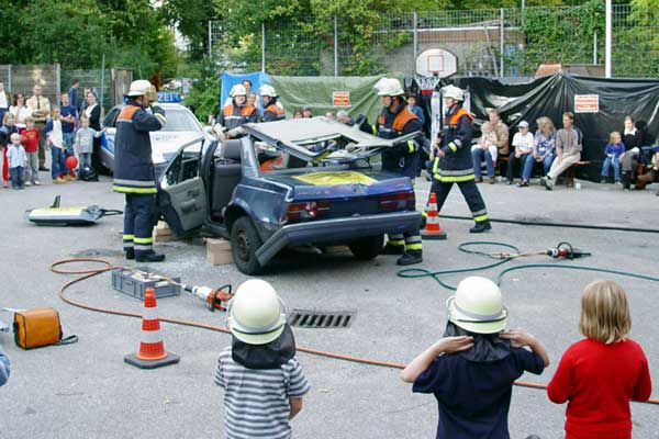 Die Feuerwehrleute zeigten den Besuchern, wie wie sie Verletzte aus einem Auto retten<br>© FF Pöseldorf<br>