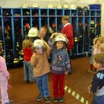 Natürlich durfte die Ausrüstung eines Feuerwehrmannes auch einmal anprobiert werden... <br>© FF Stellingen<br>