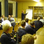 Grundlagen der Deichverteidigung am Flipchart - gespannte Zuhörer.