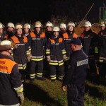 Lagebesprechung - Günter Schwormstedt erklärt den Kameraden aus Neuengamme und Krauel die angenommene Schadenslage am Deich.