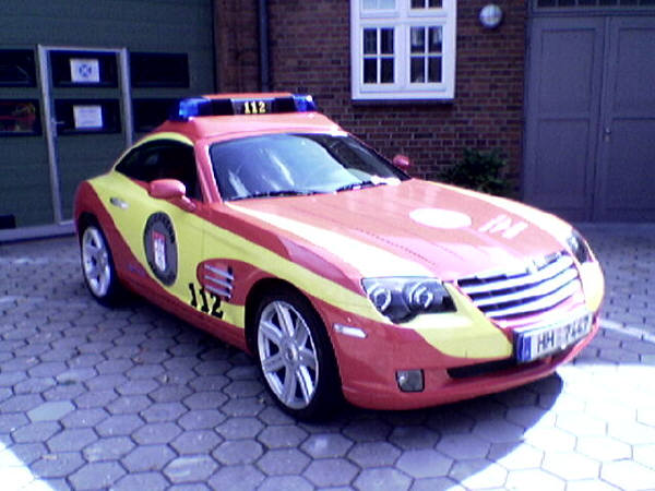 Bis zu 250 km/h schnell - der Chrysler Crossfire. Mutmaßliches Versuchsfahrzeug der Feuerwehr Hamburg für Führungskräfte.