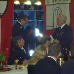 Übergabe eines Geschenks durch BerF U. Prehm, Bereich Altona.