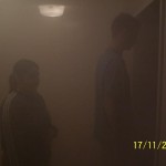 Personen irren im Rauch umher