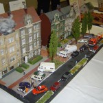 Feuer, Menschenleben in Gefahr mit zugeparkter Wohnstraße. Das KLF des Zugführers ist schon an der Einsatzstelle, die restlichen Fahrzeuge kommen durch falschgeparkte Autos nicht weiter.