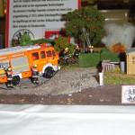 Feuer Klein, brennt Komposthaufen. Ein LF 16/12 der Freiwilligen Feuerwehr bei der Brandbekämpfung mit dem Schnellangriffsschlauch.