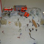 Person im Wasser. Eine Person ist in das Eis eingebrochen.