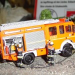 Feuer Klein, brennt Komposthaufen. Ein LF 16/12 der Freiwilligen Feuerwehr bei der Brandbekämpfung mit dem Schnellangriffsschlauch.