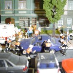 Feuer, Menschenleben in Gefahr mit zugeparkter Wohnstraße. Der Falschparker muß erst zeitaufwendig zur Seite befördert werden. Modell oder Realität ?