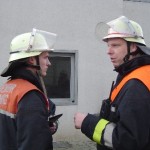 Zugführer Fabian Keller ( FF Bergstedt, rechts ) gibt Aufträge an seinen Gruppenführer 2 Christian Löffler ( FF Moorburg ).