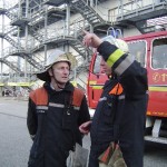 Zugführer Fabian Keller befragt Gruppenführer LF1 Sven Olof Warns ( FF Bergedorf, links ) nach dem Einsatz seiner Trupps.