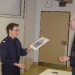 Klassensprecher Sven Olof Warns übergibt ein Bild des Lehrsgangs als Dank an die Ausbilder.