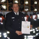 Holger Sohst mit einer Urkunde der FuRW Sasel