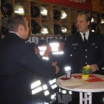 Schließlich würdigt auch der Wehrführer der FF-Bergstedt, Fabian Keller, im Namen der Kameraden der Wehr Holgers Verdienste.