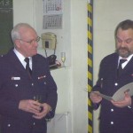 Bei einer Feierstunde im Feuerwehr-Gerätehaus in Osdorf überreichte WF Stefan Schröder die Verabschiedungsurkunde an Bernd Borchert.