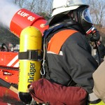 Das Fahrzeug zusammen mit einem Feuerwehrmann. Foto: Sascha Häfele