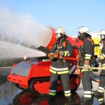 So oder ähnlich würde es bei einer Brandbekämpfung aussehen. Das L-Unterstüzungs-F 60 erleichtert den F-Leuten das Vordringen zum Brandherd. Foto: Sascha Häfele