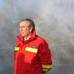 Alle wollten einmal im zerstäubten Wasser des LUF 60 stehen. Hier der Leitende Branddirektor der Feuerwehr Hamburg Peer Rechenbach. Foto: Sascha Häfele