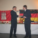 Die Überreichung der Urkunde durch Brandrat Stephan Wenderoth