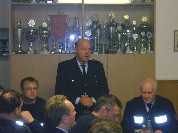 Karl-Heinz Kahl erklärt seine Entscheidung und wünscht dem neuen Wehrführervertreter Bernd Rieck alles Gute in seinem neuen Amt.