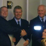 Volker Steffen nimmt die Glückwünsche von Bereichsführer Werner Burmester (Bildmitte) und Wehrführer Heino Goes entgegen.