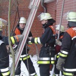 Sicherung der ausgezogenen Leiter durch Lydia Oehlmann unter den Augen der Prüfungskommission.
