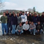 Teilnehmer des JFW-Grundlehrgangs 2005 vor winterlicher Kulisse in Klecken