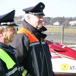 Hermann und Adolf informieren sich vor Ort über das neue Rettungsgerät der Freiwilligen Feuerwehr Hamburg