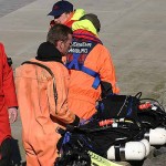 Die Taucher machen sich für eine Demonstration eines Anwendungsbeispiels des KIA210 bereit.