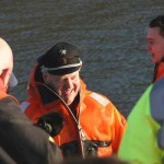 Begeisterter Gesichtsausdruck des Hamburger Boots-Gurus, Adolf Fick, nach erfolgreicher Testfahrt mit dem KIA210