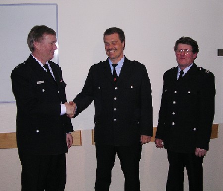 Torsten Altenburg (Bildmitte) nimmt die Glückwünsche von Werner Burmester (links) und Adi Steffens entgegen.