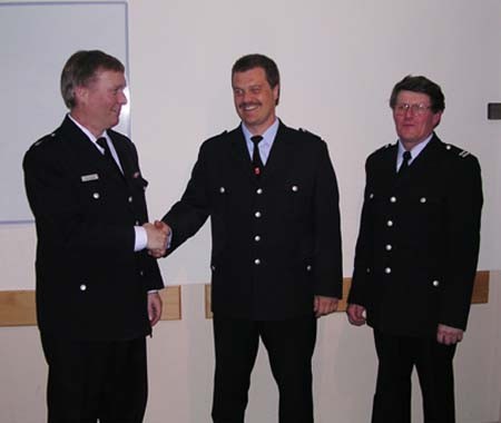 Torsten Altenburg (Bildmitte) nimmt die Glückwünsche von Werner Burmester (links) und Adi Steffens entgegen.