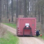 Hier die komplette Einsatzstelle. Im Hintergrund, auf dem Hügel, das Absperrband wo die Granate liegt.