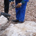 Hier wird nach Überresten der Granate gesucht.