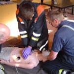 Nils Otte nimmt die Herzdruckmassage vor.