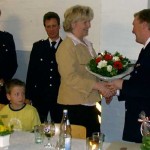 Sag es mit Blumen! Ein Dankeschön für die Unterstützung des Jubilars Joachim Gellert an Kerstin Fölsch.