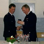 Wilfried Harden nimmt die Auszeichnung für 25 Jahre ehrenamtliches Engagement in der Freiwilligen Feuerwehr entgegen.
