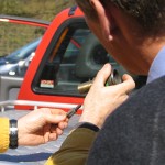 Nach erfolgreicher Arbeit, zeigt Herr Voß die Arbeitsweise des Zünders.