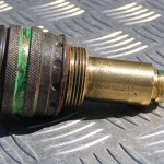 Der ausgebaute Zünder. Sehr gut erhalten, die eingeschlagene Nummer ist noch zu erkennen.