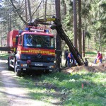 Am Fundort wird der entschärfte Blindgänger zum Verladen bereit gemacht.