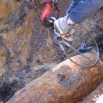 Die Bombe wird am Kran befestigt.