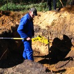 Nach der Verladung wird noch einmal das Fundloch überprüft.