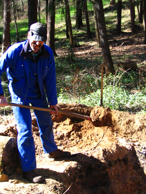 Das Loch wird wieder zugeschüttet.